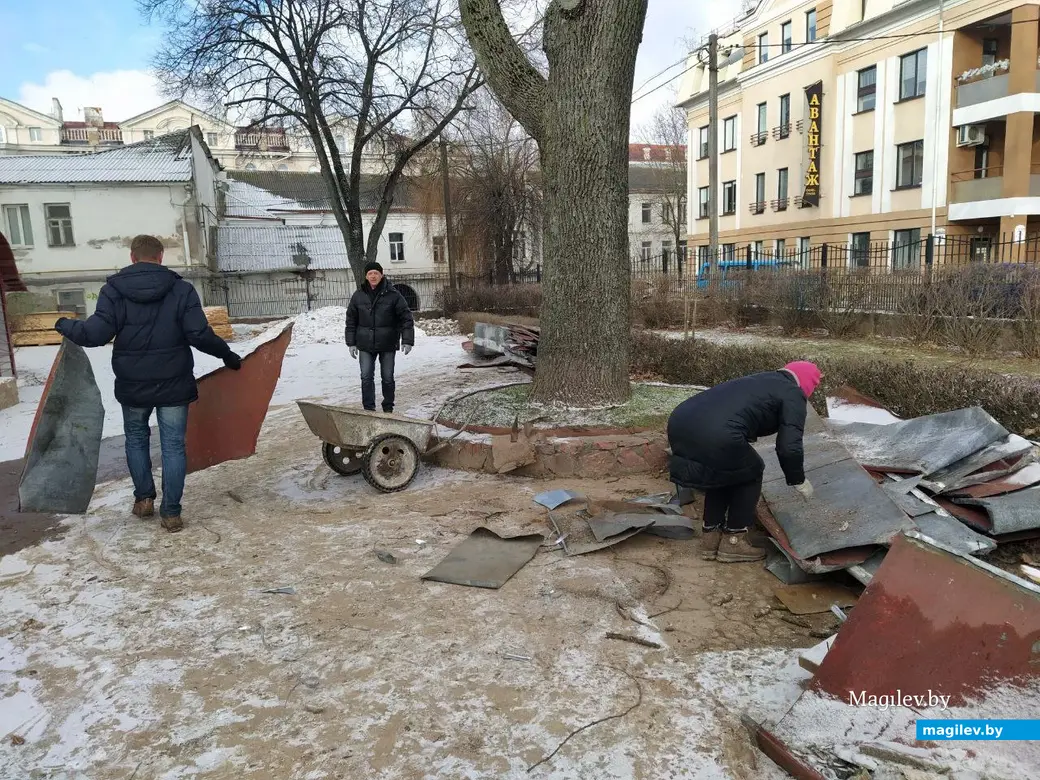 28 января 2023 года. Неравнодушные могилевчане наводят порядок во дворе костела Успения Девы Марии и Святого Станислава.