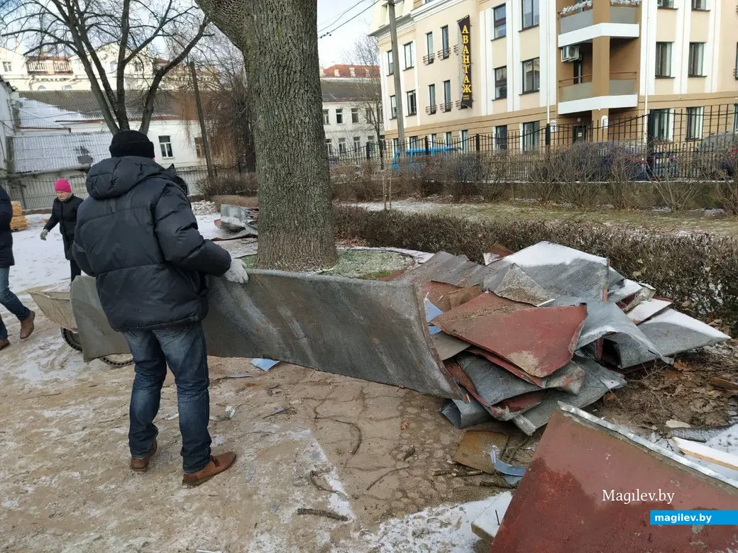 28 января 2023 года. Неравнодушные могилевчане наводят порядок во дворе костела Успения Девы Марии и Святого Станислава.