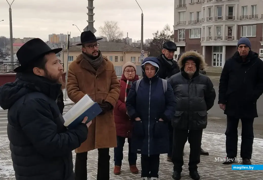 В Могилеве проходят мероприятия, на которых говорят о событиях Второй мировой войны и Холокосте. 29 января 2023 года. Молитву читают возле камня, установленного в память