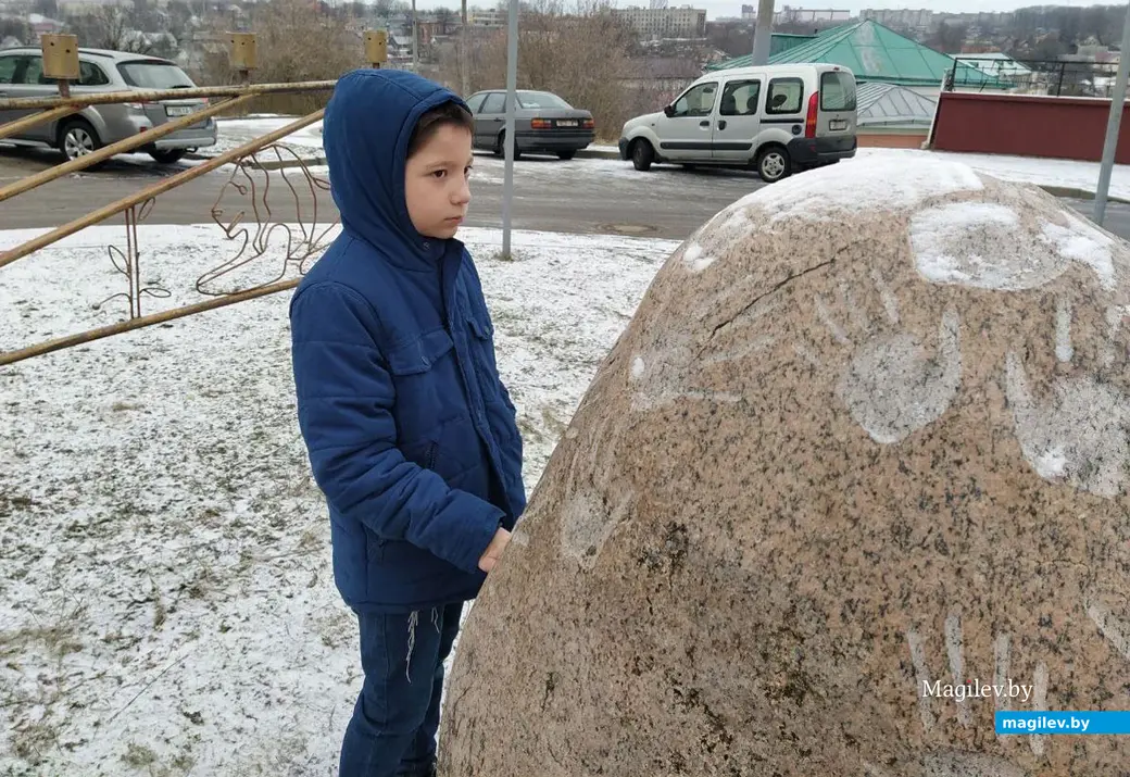 В Могилеве проходят мероприятия, на которых говорят о событиях Второй мировой войны и Холокосте. 29 января 2023 года. Возле камня, установленного в память о погибших в