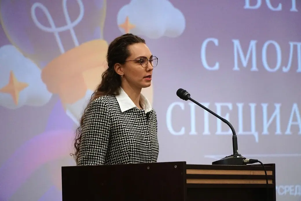 Во время встречи с молодыми педагогами. Могилев, 30.01.2023 г. Фото: ТГ «Вестник Могилева»