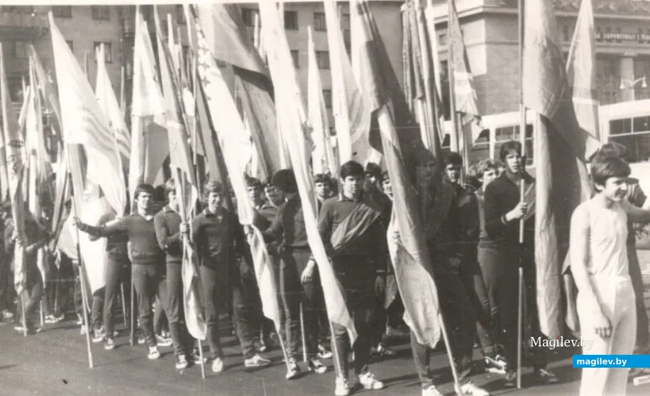 Школа-интернат спортивного профиля на первомайской демонстрации, начало 1970-х.