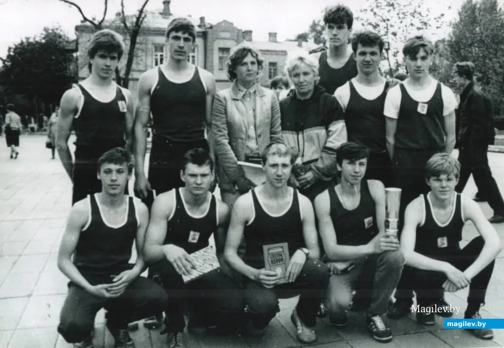 Бобруйск, площадь Победы, 1987 год. Тамара Даниловна и тренер Светлана Шатохина с командой