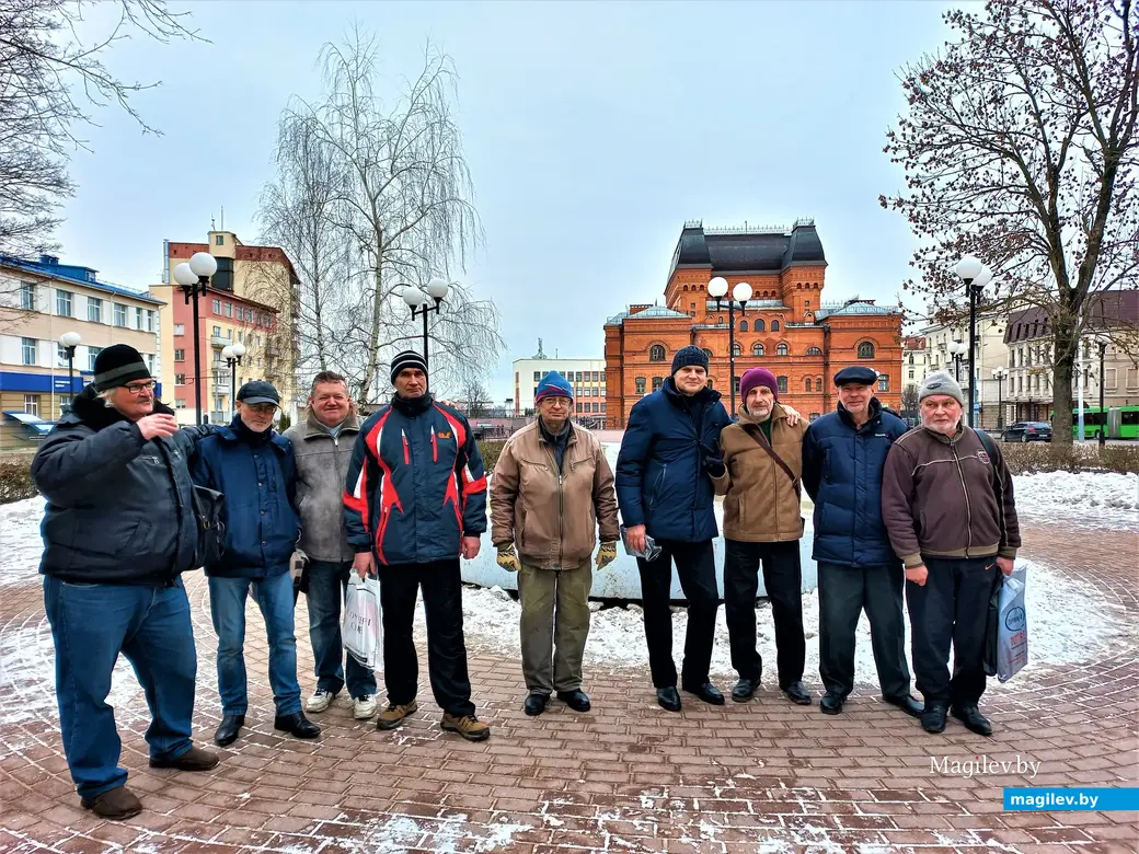 А вот в следующем году у товарища (крайний слева) будет 70-летний юбилей. Могилев, январь 2023 года.