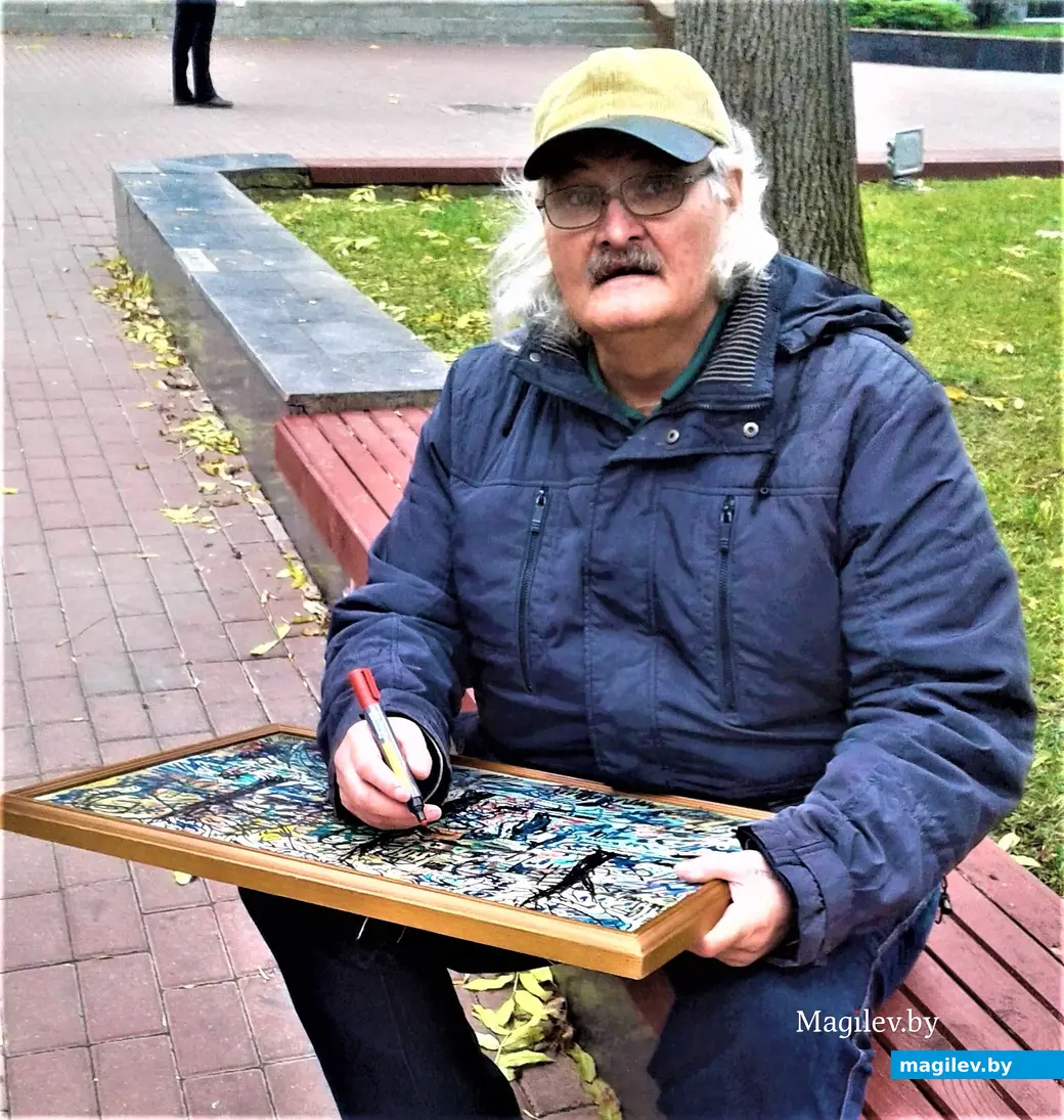 Геннадий Семенов призадумался. А как же по-иному воскресить в сознании некие события прошлого, которые вот-вот найдут отражение на холсте. Могилев, 2018 год.