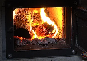 В Бобруйском районе мужчина растапливал печь бензином. В результате – ожоги лица и шеи