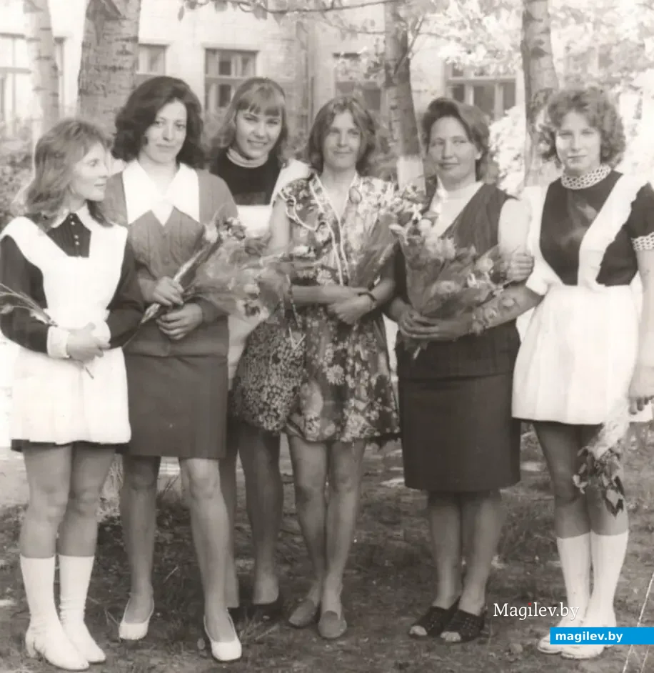 Тамара Даниловна Мурашко (вторая справа) с коллегами и выпускниками, 1976 год.
