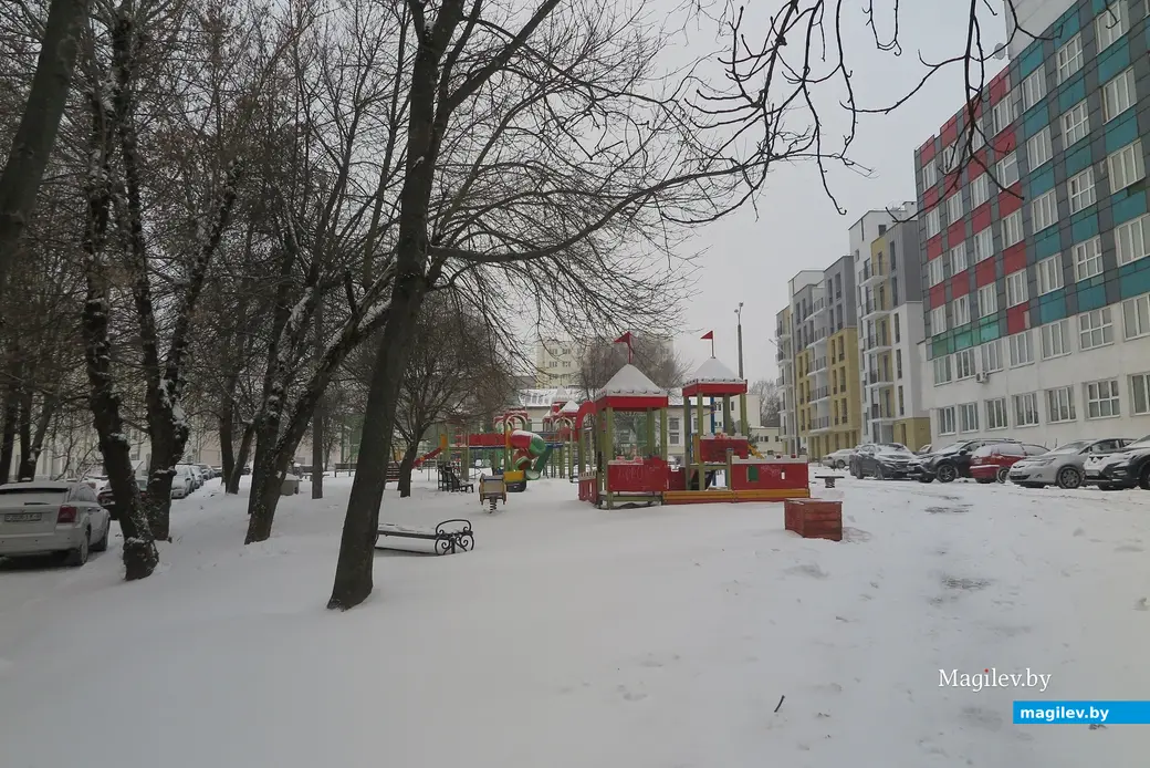 Январь 2023 г. Могилев, улица Пионерская. Сюда в теплую пору родители приводят детей и из других уголков города