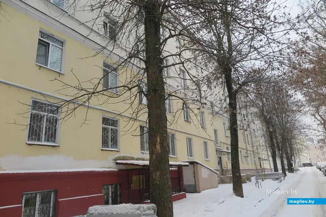 Январь 2023 г. Могилев, улица Пионерская. К дому № 52 примыкают дома №48, 50 и 54. Фактически это длинное здание – один дом, только с разными подъездами