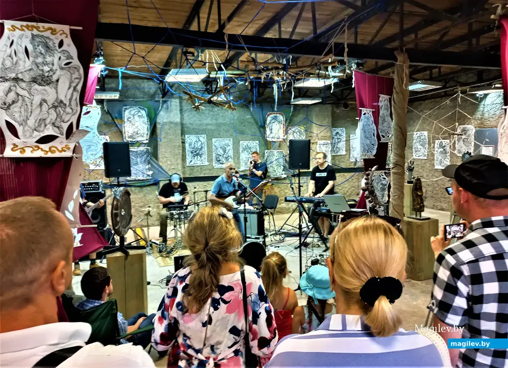 Одно из культурных мероприятий в галерее Андрея Воробьева на Дубровенке. Могилев, август 2022 года.