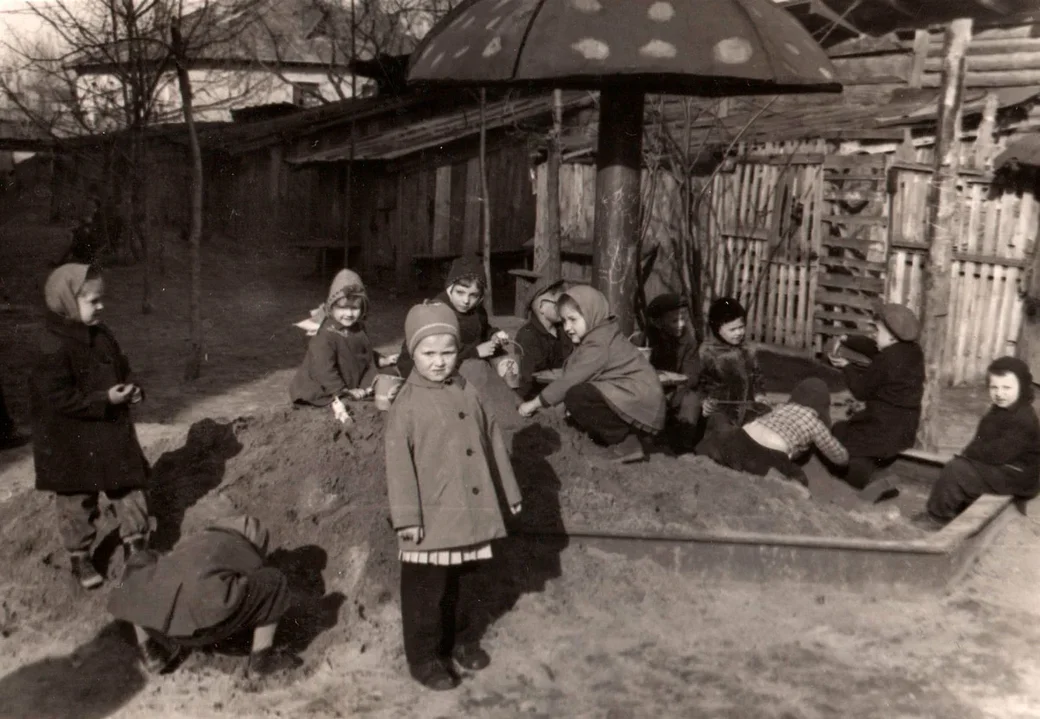 Дети дома №20 по улице Менжинского в Могилеве в песочнице двора. Начало 60-х. Могилев. Фото из