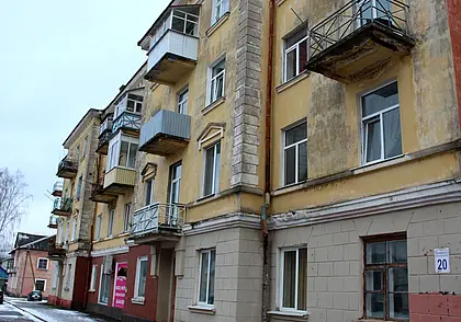 Дом на Менжинского: ванная с окном, 3,6 м потолки и магазин на первом этаже