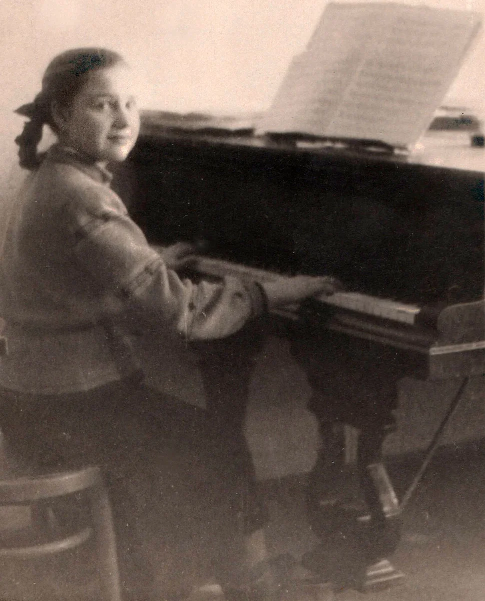 Мама Елены Цвикевич Наталья Сергеевна за роялем. Январь 1953 года. Фото из семейного архива.