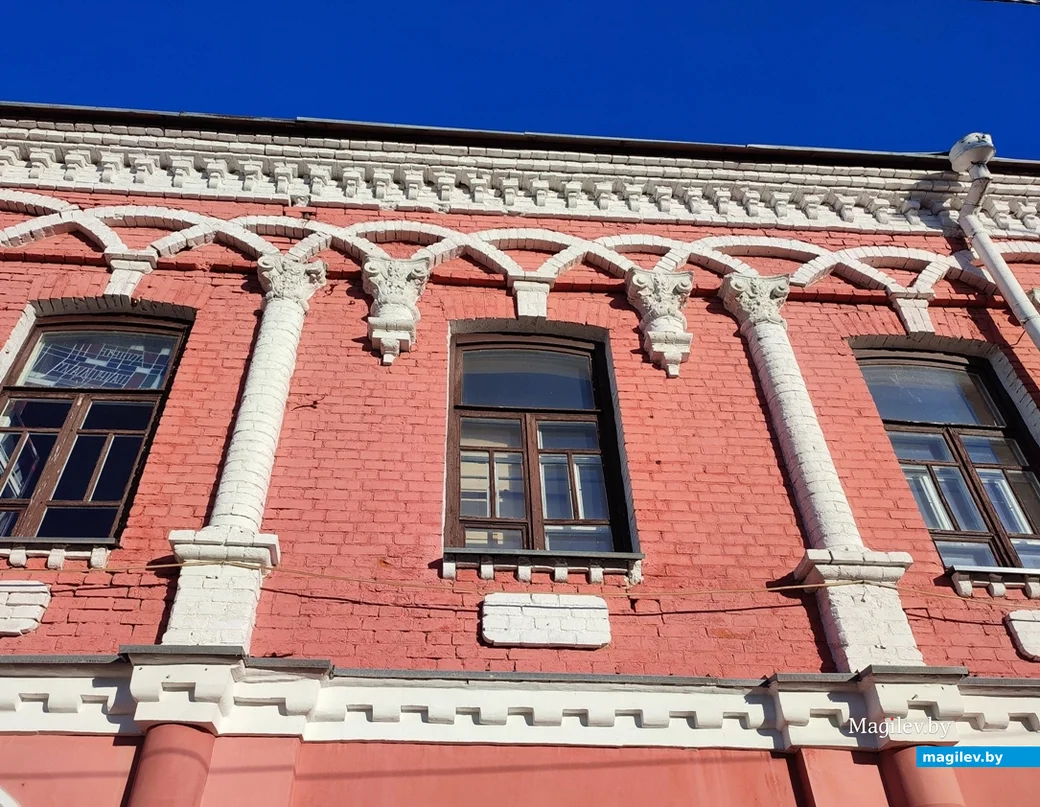 Двухэтажный каменный дом 1902 года постройки принадлежал мещанину Вульфу Беньяминову Наймону.