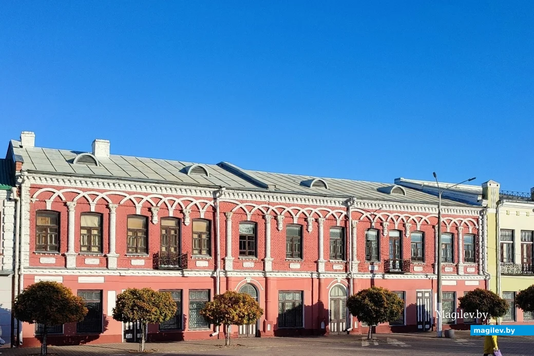 Двухэтажный каменный дом 1902 года постройки (ныне это площадь Победы, ул. Социалистическая, 56)