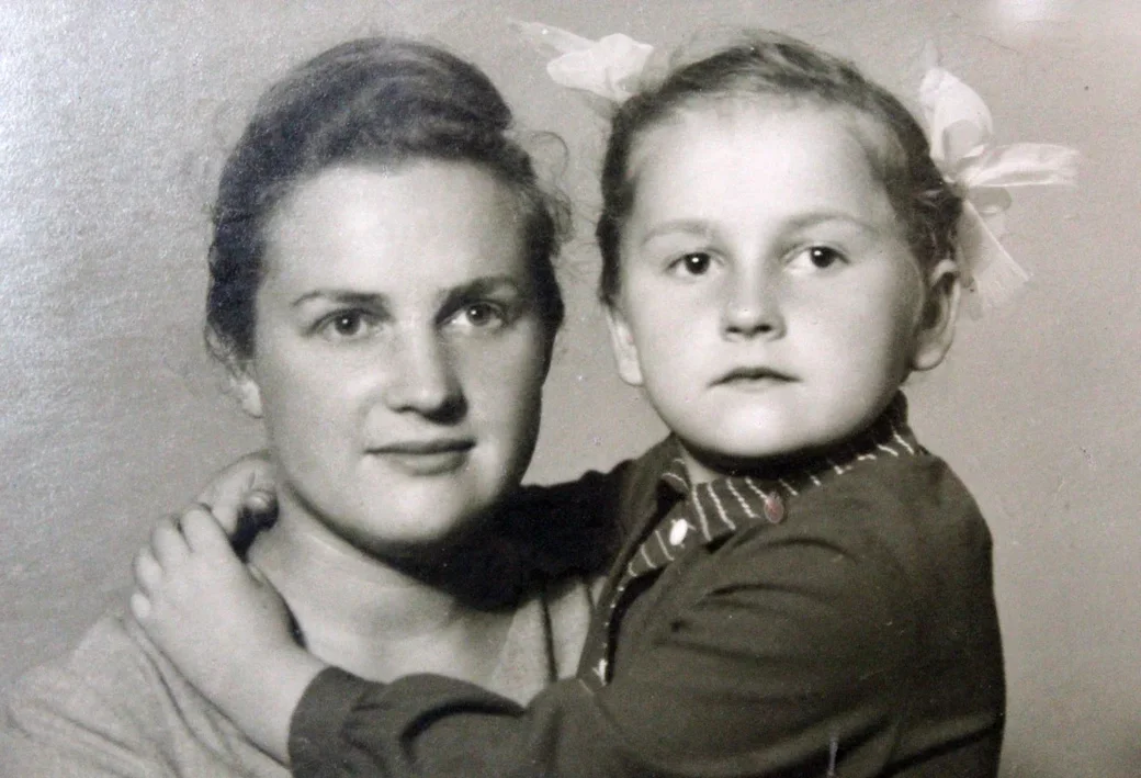 Елена Анатольевна с мамой. Начало 60-х. Могилев. Фото из семейного архива.