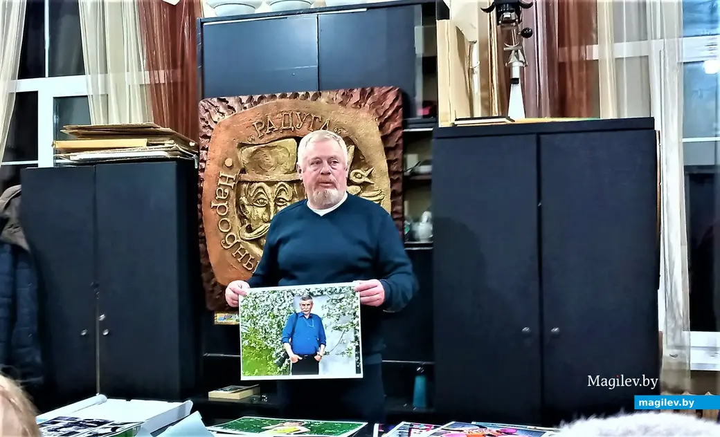 Валерий Москалев рассказывает об одном из героев своего снимка. Могилев, народный фотоклуб «Радуга», 02.02.2023 г.