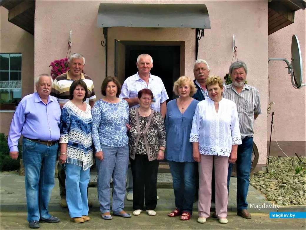 Выпускники 1973 года могилевской сш №1 (в центре на переднем плане – классный руководитель, учитель физики Полина Семеновна Дроздова). Могилев, 2010-е годы.