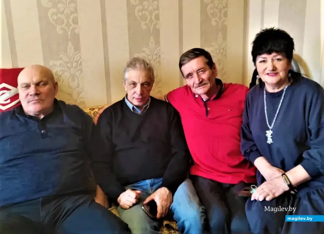 Татьяна Ложечникова со своими «одношкольники» могилевской сш №1. Могилев, 4 февраля, 2023 года.