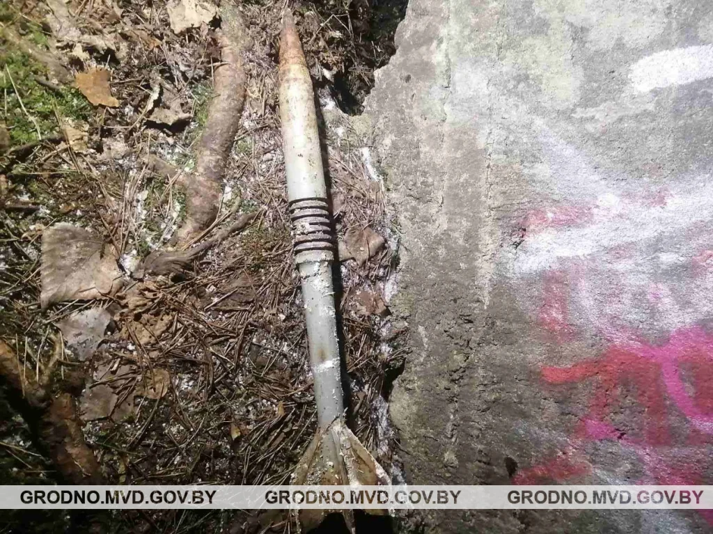 Совсем недавно – в середине января – под Гибуличами нашли целый боевой арсенал, состоящий из частей оружия, гильз, патронов и других боеприпасов.