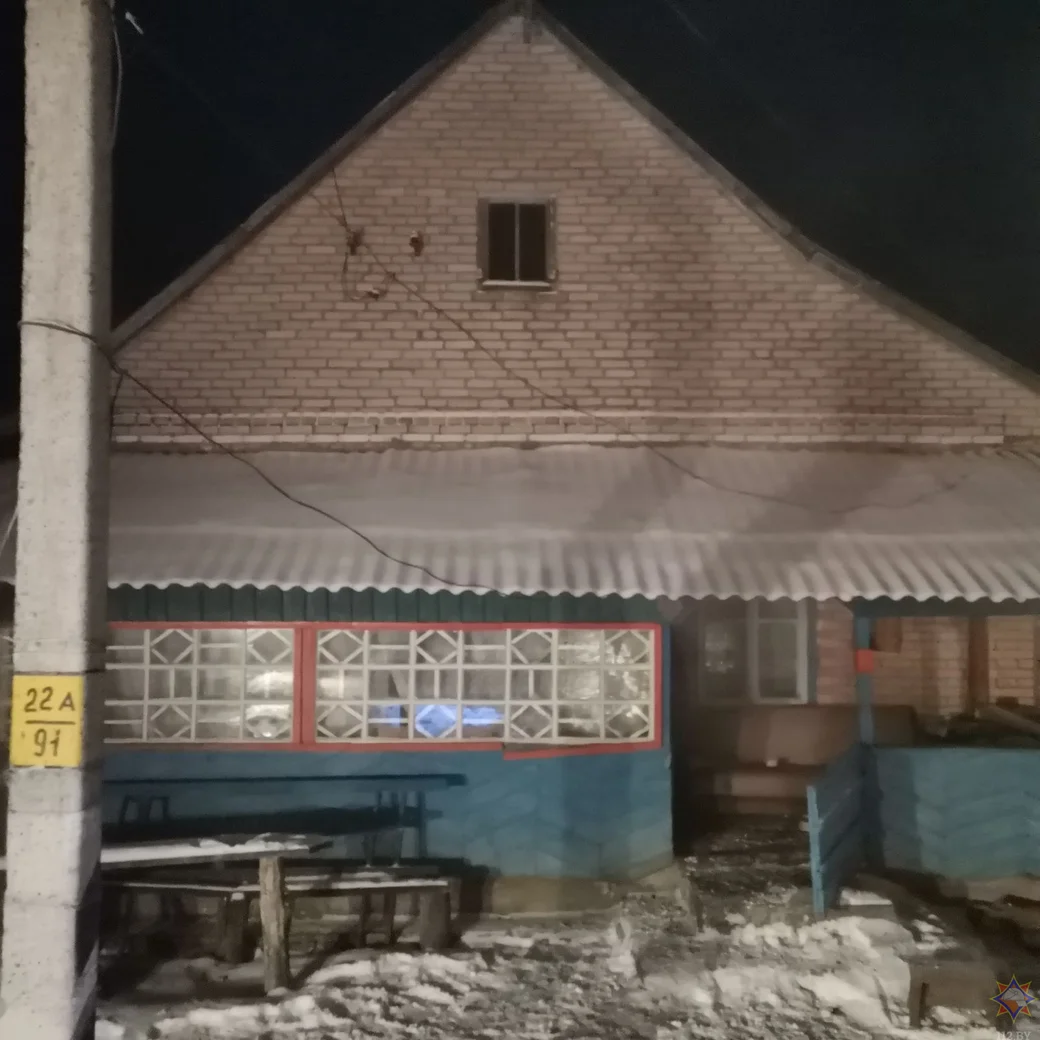 В этом доме в деревне Ходоровичи Горецкого района и случился пожар. 6.02.2023 г. Фото: mogilev.mchs.gov.by.