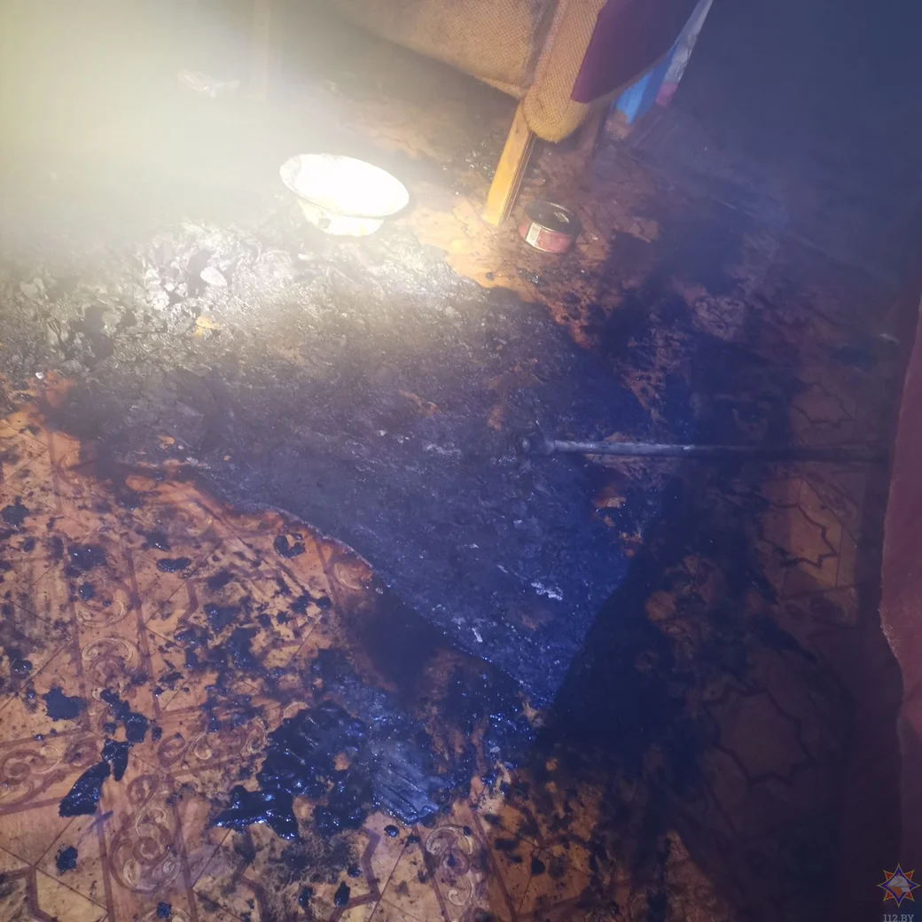 Огонь повредил постель. Пожар случился в деревне Ходоровичи Горецкого района 6.02.2023 г. Фото: mogilev.mchs.gov.by.