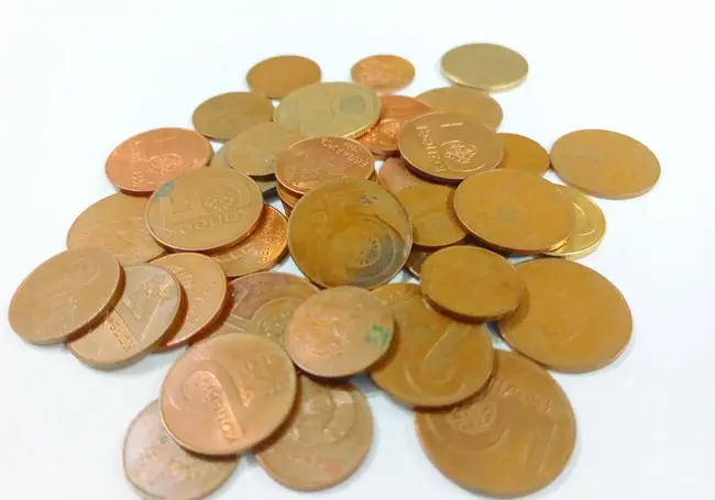 Кондуктор не взяла «черные» 50 копеек. Права ли она и куда деть поврежденную монету?