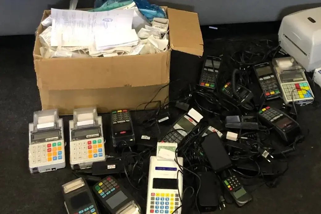 Собственник торговых объектов уклонялся от уплаты налогов. Видеокадр оперативной съемки.