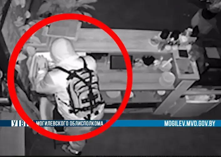 Преступник попал на запись камеры видеонаблюдения. Фото: скриншот видео ТГ-канала «Милиция Могилевщины»