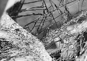 Пошел на таран: в Могилеве автомобиль не смог разминуться с остановкой