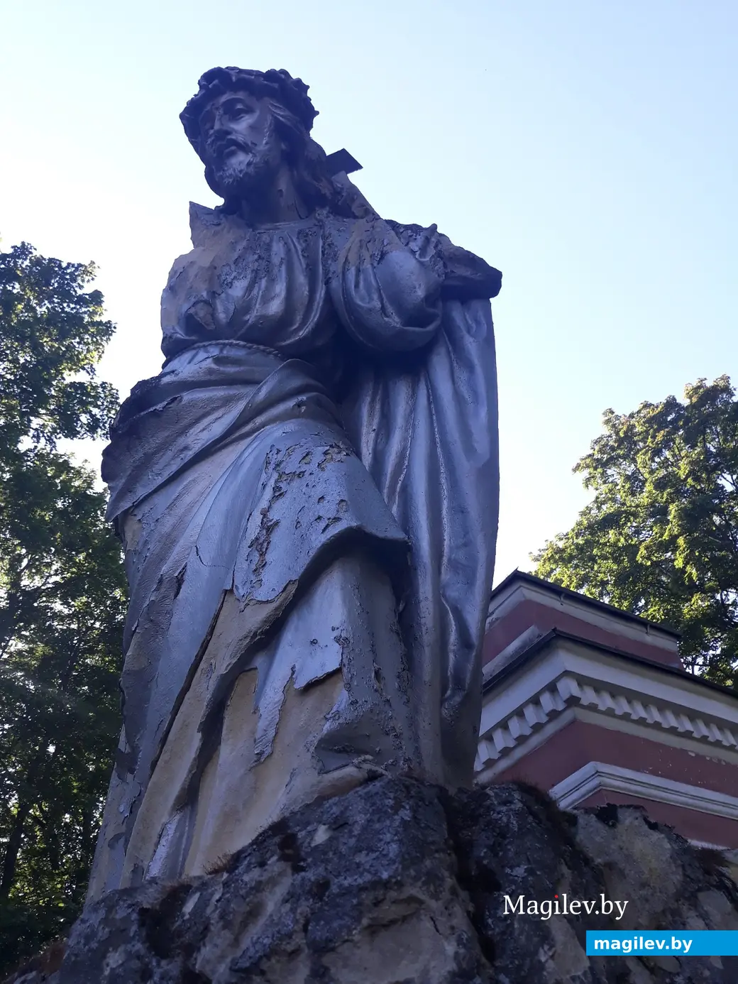 Лето 2022 г. Могилев. Польское кладбище. Пани Ирина помнит время, когда у скульптуры Христа еще были руки.