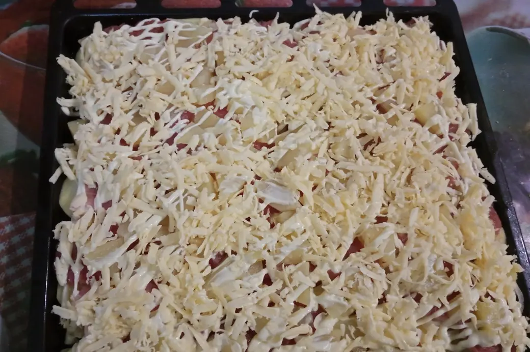 Сверху – слой тертого сыра и снова покрыть решёткой майонеза.