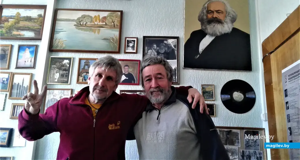 Филипп (справа) сыграл отнюдь не все предложенные ему жизнью роли. Могилев, 2017 год.