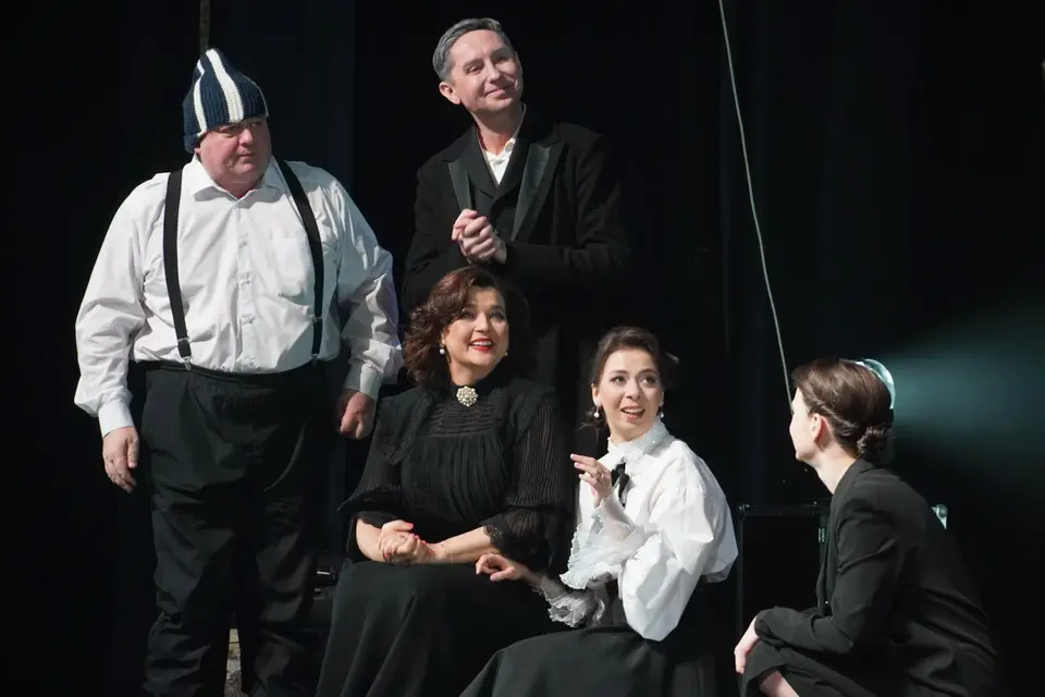 В Могилеве показали спектакль «Вишневый сад» в исполнении актеров театрального проекта «ТриТформаТ». Фото: vestnikmogileva.by