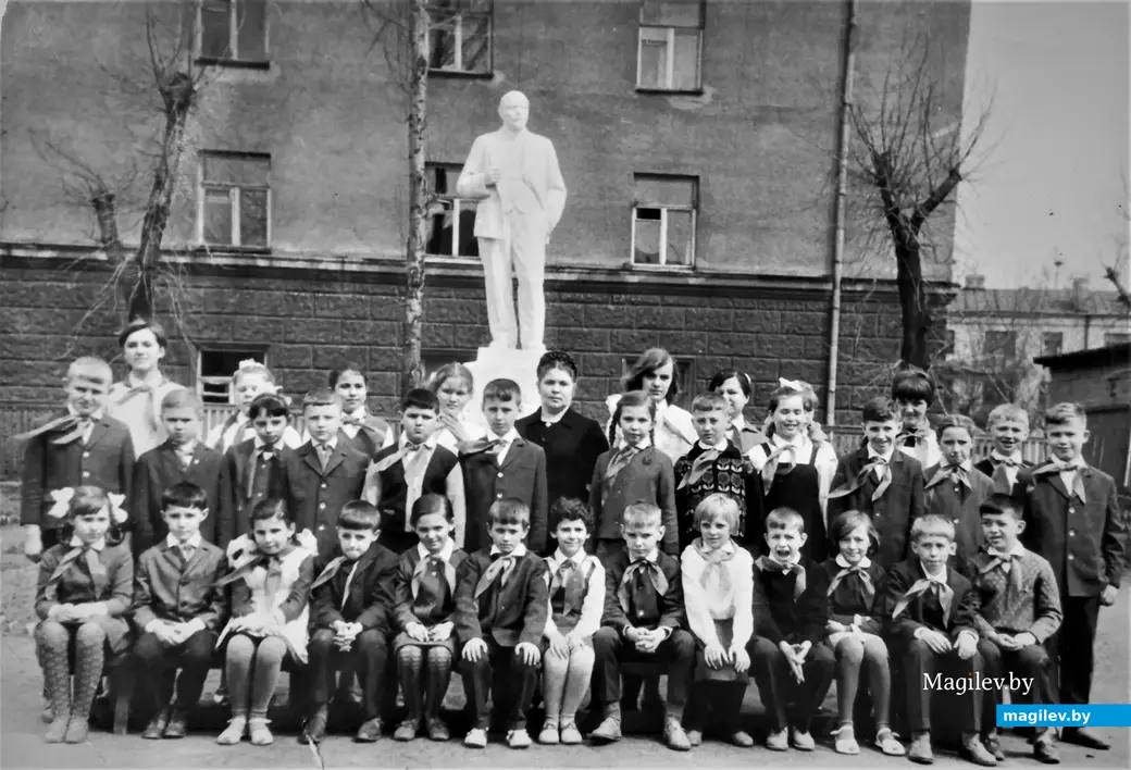 Статуя вождю мирового пролетариата во дворе сш №3, конечно же, была знаковым местом для учебного заведения, расположенного по улице Ленинской. Могилев, вторая половина