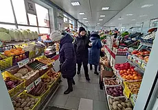 Испанские огурцы, узбекский виноград и домашнее варенье: посмотрели, чем торгуют на рынке и в магазинах Могилева