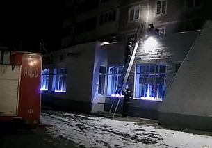 На проспекте Шмидта с 3 этажа на крышу магазина упал мужчина. Госпитализирован