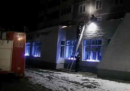 На проспекте Шмидта с 3 этажа на крышу магазина упал мужчина. Госпитализирован
