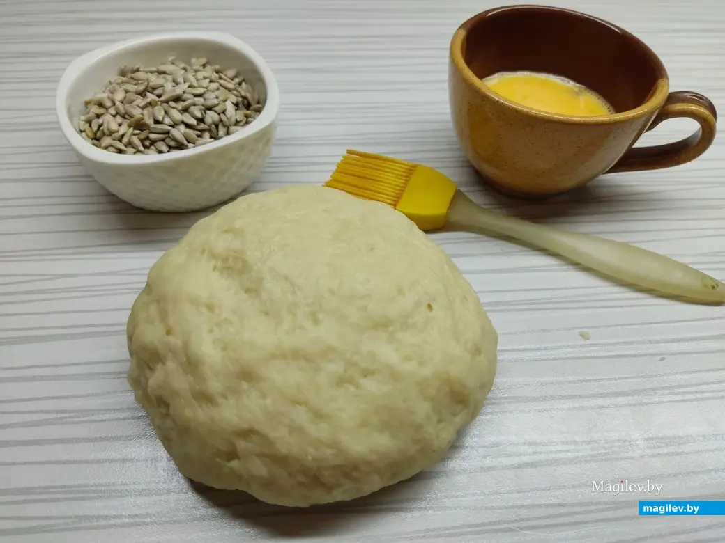 Тесто должно получиться мягким, пластичным и не липнуть к рукам