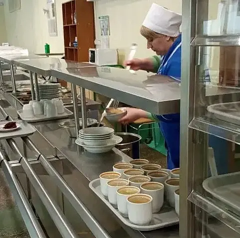 Столовая, расположенная прямо в общежитии, – весьма удобное решение.