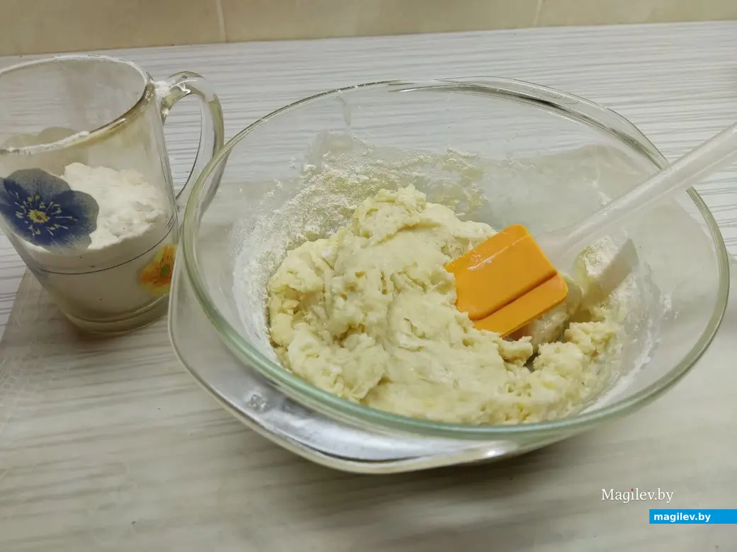 Сначала вымешиваем тесто лопаткой, постепенно добавляя муку