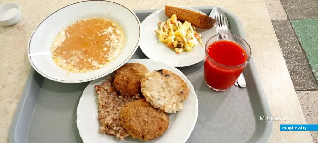 Чай на поднос не уместился.