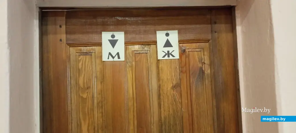 Обе буквы – «М» и «Ж» – красуются на одной двери.