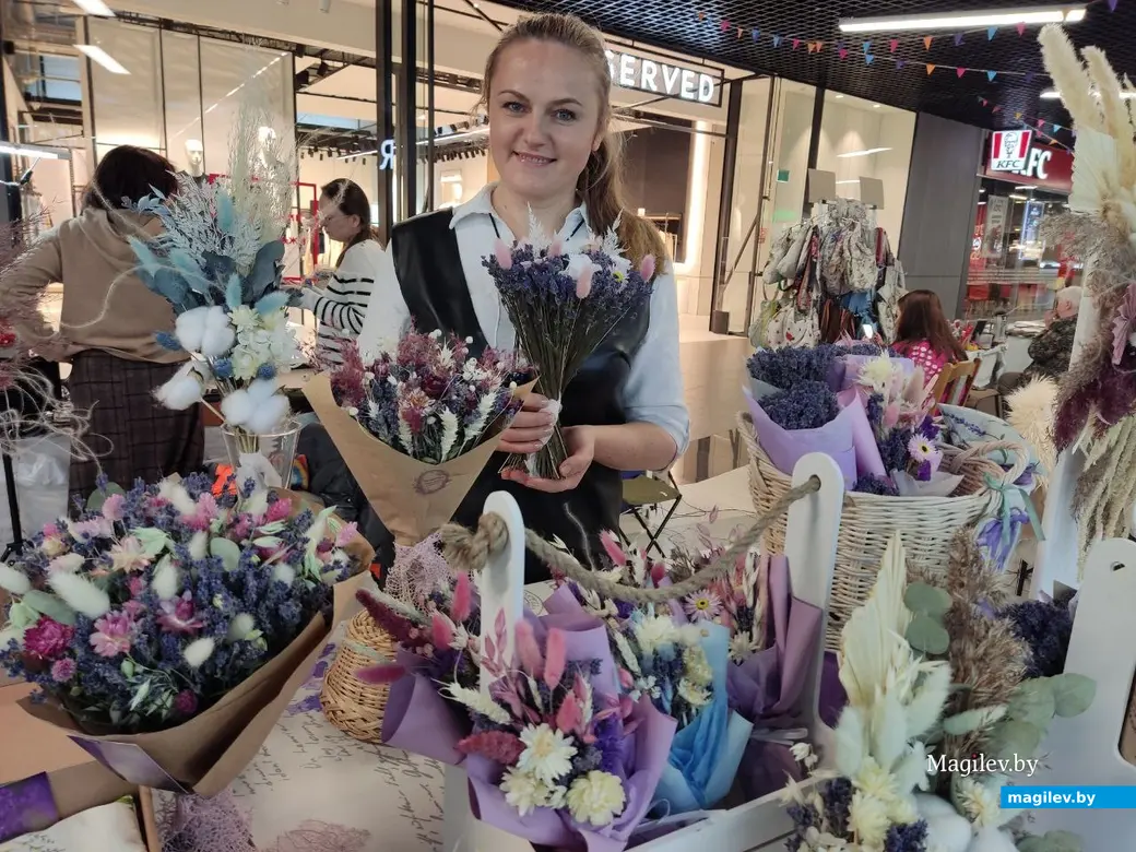 Инна Чубикова и ее букеты из лаванды. Могилев, Klukva Маркет в ТЦ «Парк Сити». 12.02.2023 г.