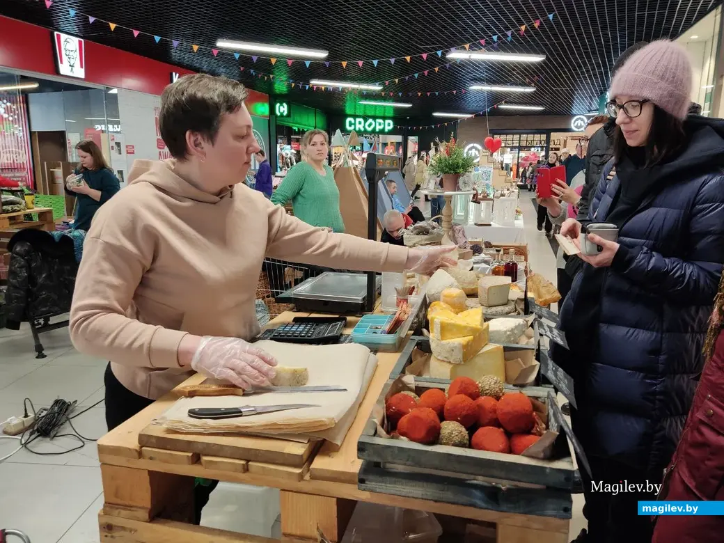 Оксана Насевич, могилевский сыровар. Могилев, Klukva Маркет в ТЦ «Парк Сити». 12.02.2023 г.