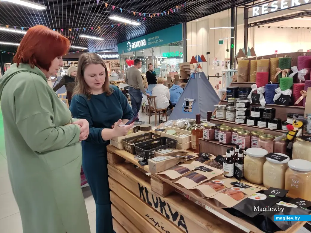Покупателю на ярмарке ремесленники не только покажут товар, но и расскажут о нем все. Могут и заказ на будущее принять. Могилев, Klukva Маркет в ТЦ «Парк Сити».