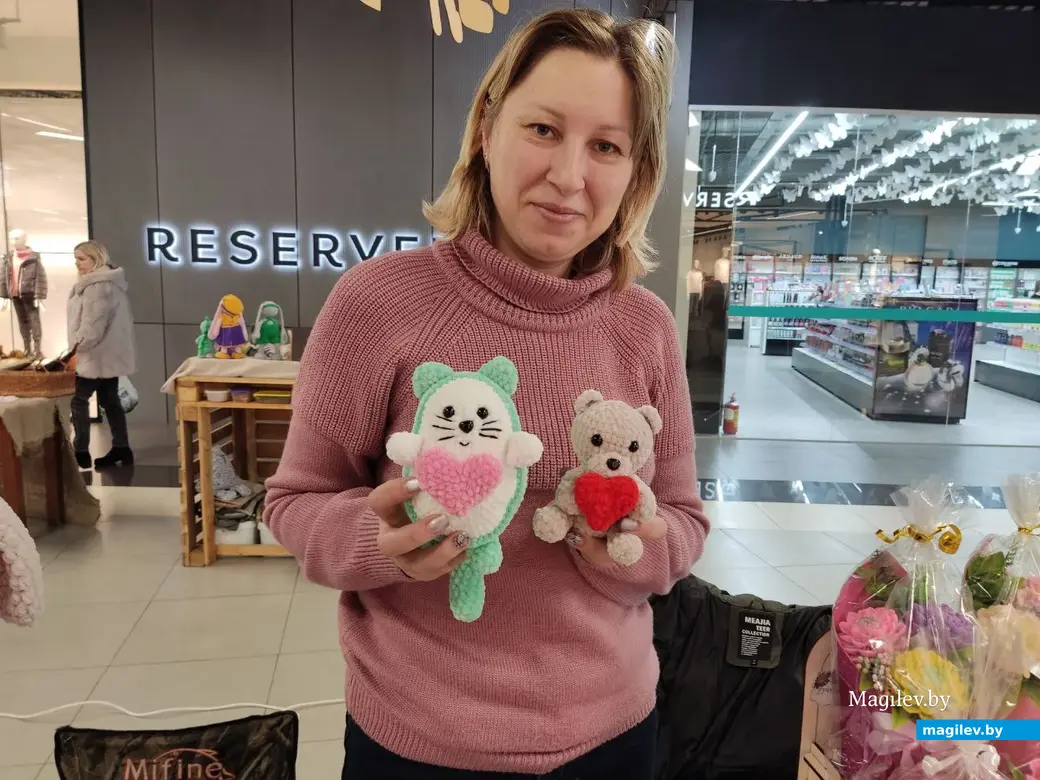 Ремесленница Виктория Телегина обожает мастерить вязанные игрушки и букеты из мыла. Могилев, Klukva Маркет в ТЦ «Парк Сити». 12.02.2023 г.