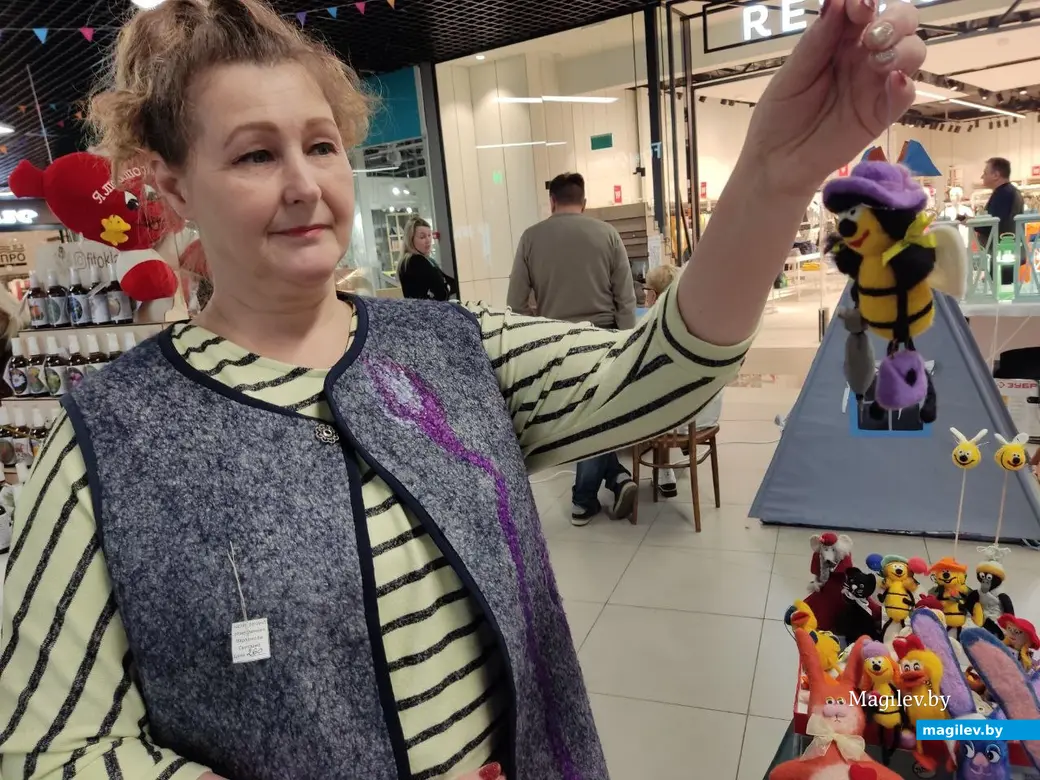 Светлана Варламова может свалять и модную шляпку, и забавную игрушку. Могилев, Klukva Маркет в ТЦ «Парк Сити». 12.02.2023 г.