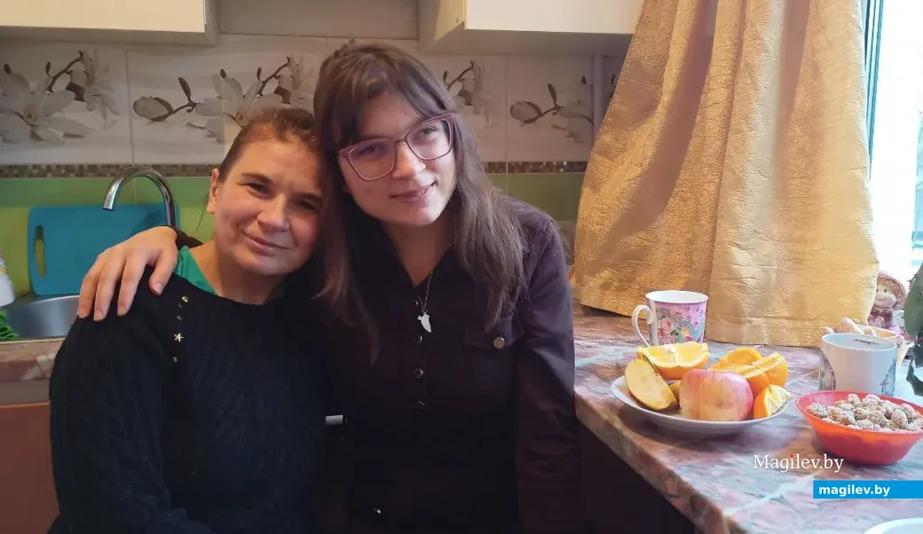 Елена и Алиса Вересовы у себя в квартире.