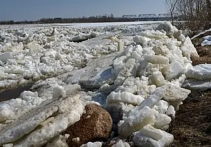 Пенсионер провалился под лед на реке в Кировском районе